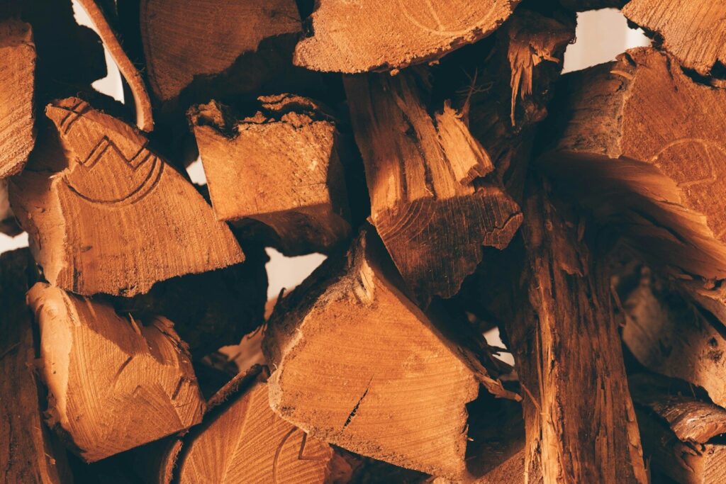 Photo by Gustavo Sánchez a pile of wood that has been cut into pieces